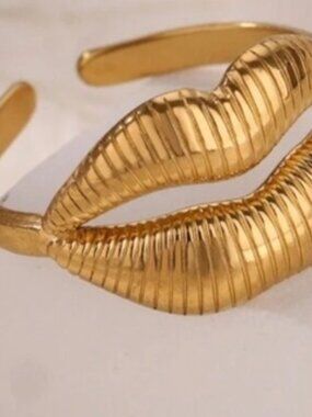 Chic Adjustable Gold Lip Stainless Steel Ring – Modern Minimalist Luxury